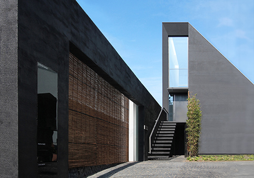 NY Architectural Design Awards Winner - Black Monolithic Wall by NOBUAKI MIYASHITA / MR STUDIO Co.,Ltd.
